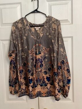 sundance boutique Gray Satin Floral V-Neck Blouse with Blue & Tan Motif